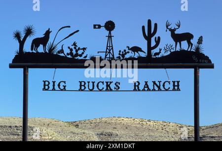 Schmiedeeisernes Schild am Eingang der Ranch in der Nähe von Marathon am U.S. 90 Highway am Stockton Plateau in Brewster County, Texas, USA Stockfoto