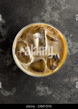 Glas Eiskaffee auf dunklem Hintergrund. Draufsicht. Stockfoto