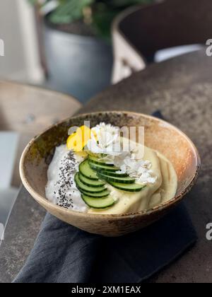 Banana Smoothie Schüssel mit Joghurt, Gurke, Kokosflocken und Chia, wunderschön dekoriert. Stockfoto