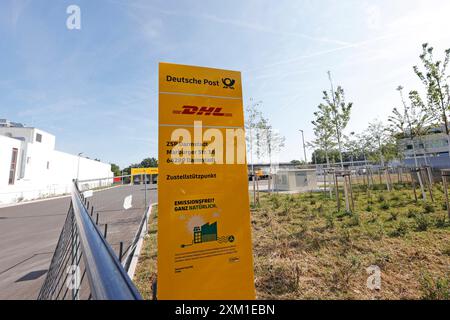 25.07.2024 vom Briefzentrum gelangt die Post seit gestern zum neuen Zustellstützpunkt in Darmstadt Marburger Straße mit neuer Photovoltaikanlage und Wärmepumpe ausgestattet. Hier erfolgt die Verteilung auf Lieferwagen und E-Bikes und kommt dann zum Adressaten Darmstadt Hessen Deutschland *** 25 07 2024 seit gestern, die Post wurde vom Briefzentrum an die neue Zustellbasis in der Marburger Straße in Darmstadt geliefert, ausgestattet mit einer neuen Photovoltaikanlage und Wärmepumpe. hier wird sie an Lieferwagen und E-Bikes verteilt und kommt dann beim Adressaten in Darmstadt Hessen an Stockfoto