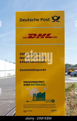 25.07.2024 vom Briefzentrum gelangt die Post seit gestern zum neuen Zustellstützpunkt in Darmstadt Marburger Straße mit neuer Photovoltaikanlage und Wärmepumpe ausgestattet. Hier erfolgt die Verteilung auf Lieferwagen und E-Bikes und kommt dann zum Adressaten Darmstadt Hessen Deutschland *** 25 07 2024 seit gestern, die Post wurde vom Briefzentrum an die neue Zustellbasis in der Marburger Straße in Darmstadt geliefert, ausgestattet mit einer neuen Photovoltaikanlage und Wärmepumpe. hier wird sie an Lieferwagen und E-Bikes verteilt und kommt dann beim Adressaten in Darmstadt Hessen an Stockfoto