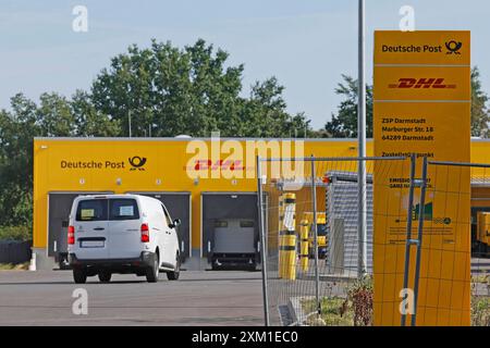 25.07.2024 vom Briefzentrum gelangt die Post seit gestern zum neuen Zustellstützpunkt in Darmstadt Marburger Straße mit neuer Photovoltaikanlage und Wärmepumpe ausgestattet. Hier erfolgt die Verteilung auf Lieferwagen und E-Bikes und kommt dann zum Adressaten Darmstadt Hessen Deutschland *** 25 07 2024 seit gestern, die Post wurde vom Briefzentrum an die neue Zustellbasis in der Marburger Straße in Darmstadt geliefert, ausgestattet mit einer neuen Photovoltaikanlage und Wärmepumpe. hier wird sie an Lieferwagen und E-Bikes verteilt und kommt dann beim Adressaten in Darmstadt Hessen an Stockfoto