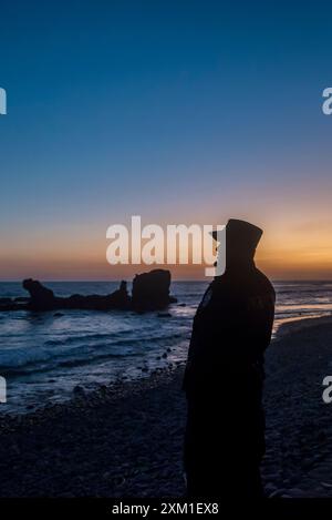 Silhouette eines Polizisten am Strand von El Tunco, Surfstadt an der Pazifikküste, El Salvador, Zentralamerika Stockfoto