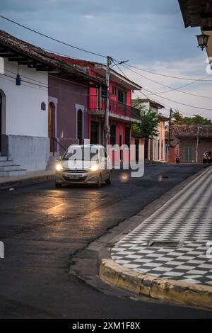 Straße im Kolonialstil im Stadtzentrum in der Abenddämmerung, Granada, Nicaragua Stockfoto