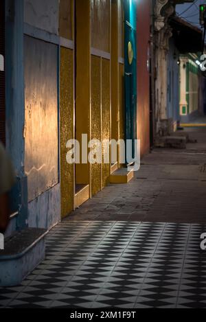 Straße im Kolonialstil im Stadtzentrum in der Abenddämmerung, Granada, Nicaragua Stockfoto