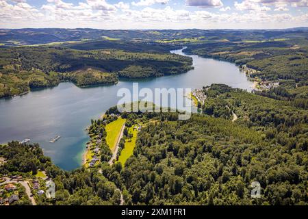 Luftbild, Sorpesee mit Waldgebiet, Wiesenfläche und Häuser am Strand, Zeltplatz 2 Familiencamping, Zeltplatz 3 Nordic Ferienpark, Zeltplatz 4 Naturcamping, Langscheid, Sundern, Sauerland, Nordrhein-Westfalen, Deutschland ACHTUNGxMINDESTHONORARx60xEURO *** Vogelansicht, Sorpesee mit Waldfläche, Wiese und Häuser am Strand, Campingplatz 2 Familien Campingplatz, Campingplatz 3 Nordischer Ferienpark, Campingplatz 4 Naturcamping, Langscheid, Sundern, Sauerland, Nordrhein-Westfalen, Deutschland ACHTUNGxMINDESTHONORARx60xEURO Stockfoto