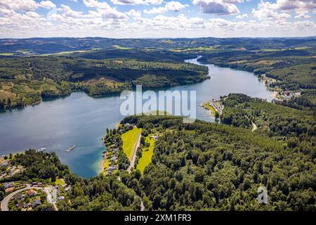 Luftbild, Sorpesee mit Waldgebiet, Wiesenfläche und Häuser am Strand, Zeltplatz 2 Familiencamping, Zeltplatz 3 Nordic Ferienpark, Zeltplatz 4 Naturcamping, Langscheid, Sundern, Sauerland, Nordrhein-Westfalen, Deutschland ACHTUNGxMINDESTHONORARx60xEURO *** Vogelansicht, Sorpesee mit Waldfläche, Wiese und Häuser am Strand, Campingplatz 2 Familien Campingplatz, Campingplatz 3 Nordischer Ferienpark, Campingplatz 4 Naturcamping, Langscheid, Sundern, Sauerland, Nordrhein-Westfalen, Deutschland ACHTUNGxMINDESTHONORARx60xEURO Stockfoto