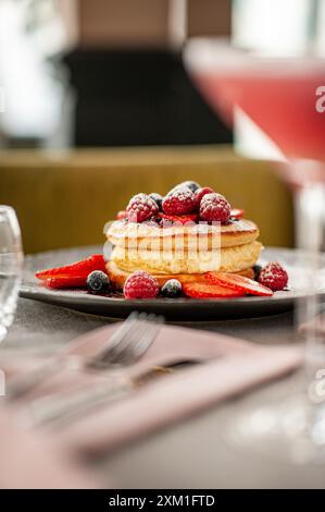 Hausgemachte, flauschige Pfannkuchen mit Obst und Marmelade auf der Oberseite. Stockfoto