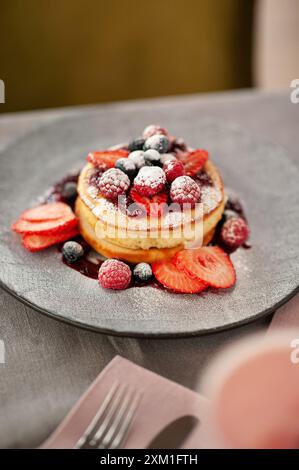 Hausgemachte, flauschige Pfannkuchen mit Obst und Marmelade auf der Oberseite. Stockfoto