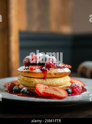 Hausgemachte, flauschige Pfannkuchen mit Obst und Marmelade auf der Oberseite. Stockfoto