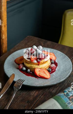 Hausgemachte, flauschige Pfannkuchen mit Obst und Marmelade auf der Oberseite. Stockfoto