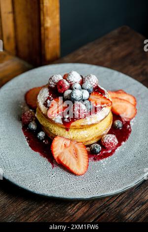 Hausgemachte, flauschige Pfannkuchen mit Obst und Marmelade auf der Oberseite. Stockfoto