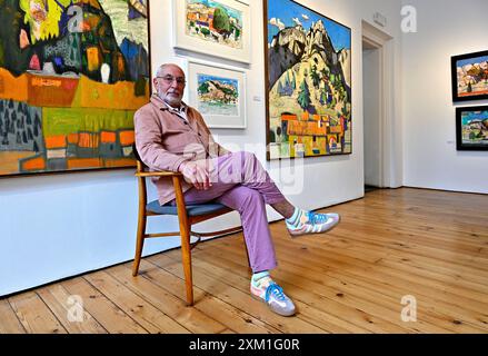 Edinburgh, Schottland, Großbritannien. Juli 2024. Der Künstler Leon Morrocco neben seinen Kunstwerken. In der Open Eye Gallery, der neuesten Ausstellung Terre et Mer, mit neuen Werken des schottischen Künstlers Leon Morrocco RSA, entführen uns seine Arbeiten zu den Straßen und Strandfronten von Nizza und den Hängen von Roquefort-les-Pins. Eröffnung morgen bis 24. August. Quelle: Craig Brown/Alamy Live News Stockfoto