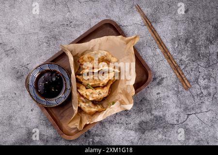 Gyoza, Topfaufkleber, Pfannenknödel，Guotie auf weißem Hintergrund Stockfoto