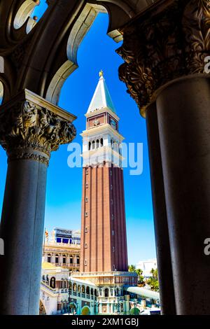 Nachbildung des Glockenturms des Campanile di San Marco im Venetian Hotel Casino, Las Vegas, Nevada, USA Stockfoto