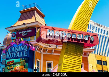 Gebäude und Schilder am Strip, McDonalds, Casino Royale, Venetian Hotel and Casino, Las Vegas Boulevard, Nevada, USA Stockfoto