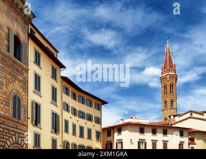 Blick auf den Glockenturm der Kirche Badia Fiorentina in Florenz Stockfoto