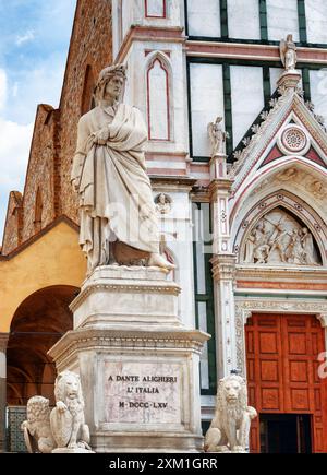 Statue von Dante vor der Basilika Santa Croce, Florenz Stockfoto