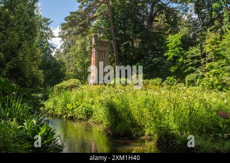 Upper Gardens, Bournemouth, Vereinigtes Königreich - 10. Juli 2024: Der Bourne Stream und der Bournemouth Gardens Water Tower in den denkmalgeschützten Gärten. Stockfoto