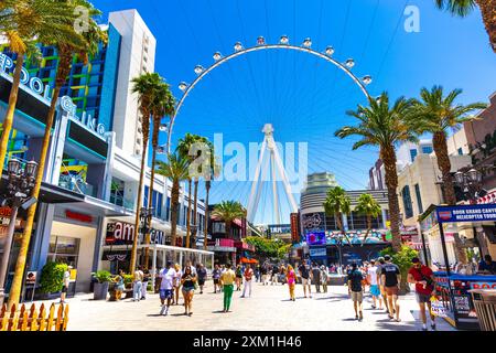 LINQ Promenade und das High Roller Aussichtsrad im LINQ Hotel and Casino, Strip, Las Vegas, Nevada, USA Stockfoto