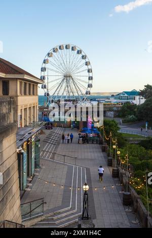 Terrace Walk, Bournemouth, Großbritannien - 21. Juli 2024: Das Bournemouth Observation Wheel von der Treppe zur Pavilion Theatre Terrasse. Stockfoto