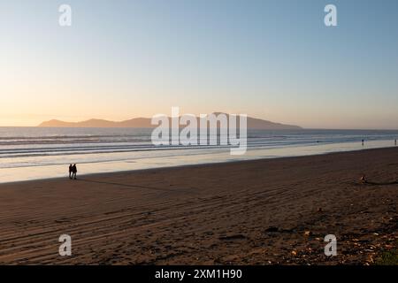 Blick auf Kapiti Island vom Queen Elizabeth Park in Kapiti, Neuseeland Stockfoto