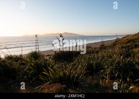 Blick auf Kapiti Island vom Queen Elizabeth Park in Kapiti, Neuseeland Stockfoto