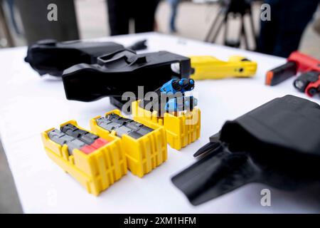 Wien, Österreich. 25. Juli 2024. Vorstellung zwei Pilotprojekte der Polizei, bei denen eine Ausrollung der Elektroimpulswaffe TASER sowie eines Licht-Moduls für die Dienstpistole auf den regulären Streifendienst getestet wird. Bild zeigt Komponenten des Taser. WIEN *** Wien, Österreich 25. Juli 2024 Präsentation zweier Polizeipilotenprojekte, bei denen der Rollout der TASER-Elektroimpulswaffe und eines Lichtmoduls für die Dienstpistole im regulären Patrouillendienst getestet wird Bild zeigt Komponenten der Taser VIENNA Stockfoto