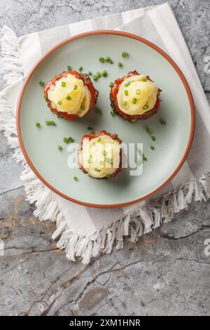 Hackbraten-Cupcakes mit Tomatensauce und Kartoffelpüree oben in Nahaufnahme auf einem Teller auf dem Tisch. Vertikale Draufsicht von oben Stockfoto