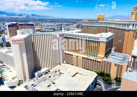 Blick auf das Mirage, Harrah's und Venezian Resort Casino Hotels auf dem Strip vom High Roller Aussichtsrad aus in Las Vegas, Nevada, USA Stockfoto