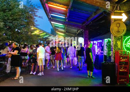 Menschen, die sich auf dem Open-Air-Lebensmittelmarkt Nocny Market (Nachtmarkt) auf den ehemaligen Bahnsteigen des Bahnhofs in Warschau, Polen, treffen Stockfoto