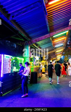 Street Food Stände am Nocny Market (Nachtmarkt) Food Market auf den ehemaligen Bahnsteigen des Hauptbahnhofs in Warschau, Polen Stockfoto