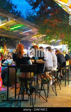 Menschen essen auf dem Open-Air-Markt Nocny Market (Nachtmarkt) auf den ehemaligen Bahnsteigen des Hauptbahnhofs in Warschau, Polen Stockfoto