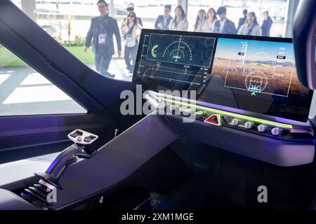 Das Cockpit eines umfassenden Konzepts von Supernals S-A2 elektrischem vertikalem Start- und Landungskonzept (eVTOL) während der Farnborough International Airshow am 24. Juli 2024 in Farnborough, England. Supernal sagt, dass die eVTOL-Flugtaxies, wenn sie in Betrieb gehen, dazu beitragen werden, den bodengebundenen Verkehr in den Städten der Welt zu erleichtern. Die diesjährige, halbjährliche Farnborough International Airshow bietet 1.500 Aussteller mit 100 000 m2 Ausstellungsfläche und über 80.000 Besuchern an den 5 Tagen. Stockfoto