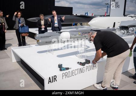 Während der Farnborough International Airshow am 24. Juli 2024 in Farnborough, England, führt ein Auftragnehmer Reparaturen beim Verteidigungshersteller MBDA durch. Das in Frankreich ansässige MBDA ist ein multinationaler europäischer Entwickler und Hersteller von Raketen. Es wurde im Dezember 2001 nach dem Zusammenschluss der wichtigsten französischen, britischen und italienischen Raketensysteme-Unternehmen Matra, BAE Dynamics und Alenia gegründet. Stockfoto