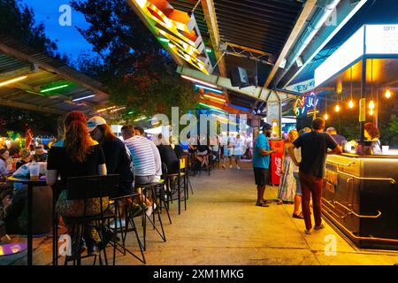 Menschen essen auf dem Open-Air-Markt Nocny Market (Nachtmarkt) auf den ehemaligen Bahnsteigen des Hauptbahnhofs in Warschau, Polen Stockfoto