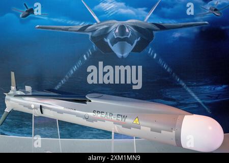 Ein Modell einer MBDA Spear EW Munition wird bei BAE Systems während der Farnborough International Airshow am 24. Juli 2024 in Farnborough, England, ausgestellt. Die EW-Variante (Electronic Warfare) der Select Precision Effects at Range (SPEAR) oder SPEAR 3 ist eine zukünftige britische Luft-Boden-Rakete und möglicherweise Anti-Schiff-Kreuzfahrtrakete. Stockfoto