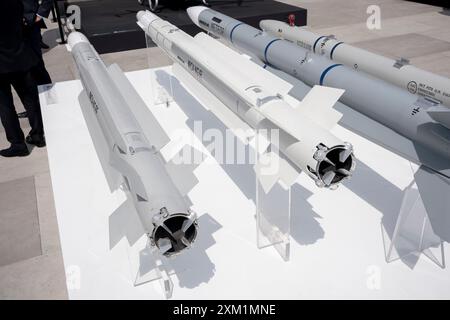 Besucher besichtigen Raketen- und Verteidigungstechnologie des Verteidigungsherstellers MBDA während der Farnborough International Airshow am 24. Juli 2024 in Farnborough, England. Das in Frankreich ansässige MBDA ist ein multinationaler europäischer Entwickler und Hersteller von Raketen. Es wurde im Dezember 2001 nach dem Zusammenschluss der wichtigsten französischen, britischen und italienischen Raketensysteme-Unternehmen Matra, BAE Dynamics und Alenia gegründet. Stockfoto