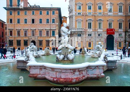 Blick auf den schneebedeckten Fontana del Moro auf der Piazza Navona, Rom, Italien Stockfoto