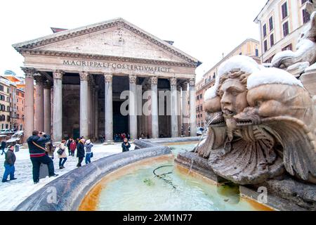 Blick auf die schneebedeckte Piazza della Rotonda, Rom, Italien Stockfoto