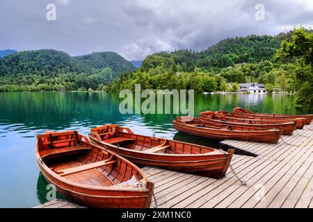 Holzboote von Pletna ankern am See Bled, Slowenien. Stockfoto