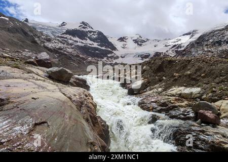 Terminal vor dem Forni-Gletscher. Moräne, Gletscherschutt, Schmelzwasserstrom. Steine und glatte Felsen. Valfurva. Lombardea. Italien. Europa. Stockfoto