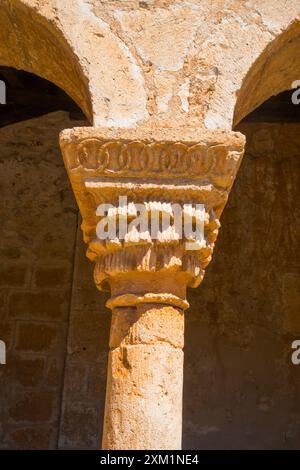 Romanische Hauptstadt. Atrium der Kirche San Miguel Arcangel, Andaluz, Provinz Soria, Castilla Leon, Spanien. Stockfoto