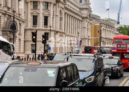 London, England, Großbritannien - 27. Juni 2023: Während der Hauptverkehrszeit steht der Verkehr auf einer zentralen Londoner Straße Stockfoto