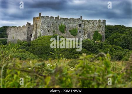 Das aus dem 11. Jahrhundert stammende Norman Castle in Manorbier, Pembrokeshire, Wales. Stockfoto