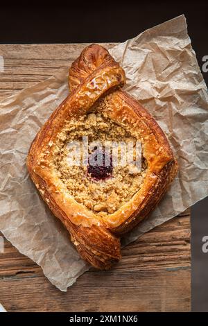Dänisches Blätterteig-Dessert auf einem Holztisch. Stockfoto