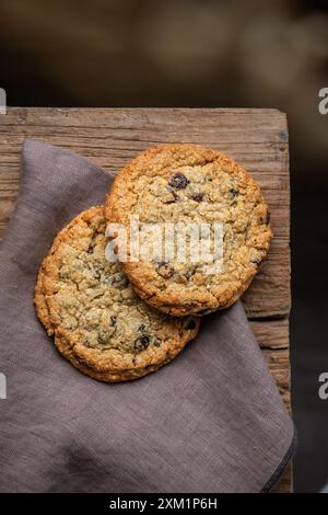Frisch gebackene Schokoladen-Chips-Kekse. Hölzerner Hintergrund. Stockfoto