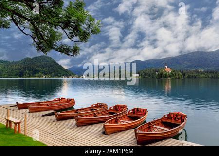 Holzboote von Pletna ankern am See Bled, Slowenien. Stockfoto