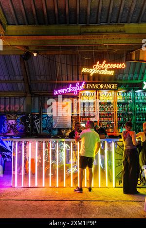 Drugi Peron Cocktailbar und Live-Musik-Veranstaltungsort auf dem Nocny Market (Nachtmarkt) Food Market auf den ehemaligen Bahnsteigen des Hauptbahnhofs in Warschau, Pola Stockfoto