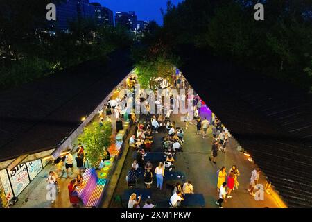 Nocny Market (Nachtmarkt) Lebensmittelmarkt auf den ehemaligen Bahnsteigen des Hauptbahnhofs in Warschau, Polen Stockfoto